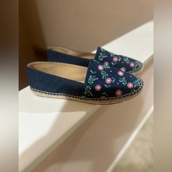 Women’s TALBOTS Izzy Embroidered Denim Flower Espadrilles. Size 8.5. - Picture 5 of 10